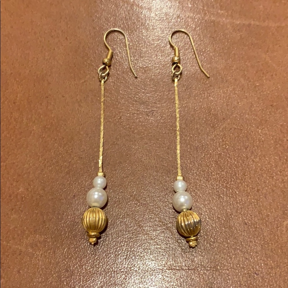 Dangle earrings with pearls